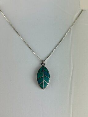 950 Sterling Silver Green Stone Inlay Leaf  Pendant Necklace